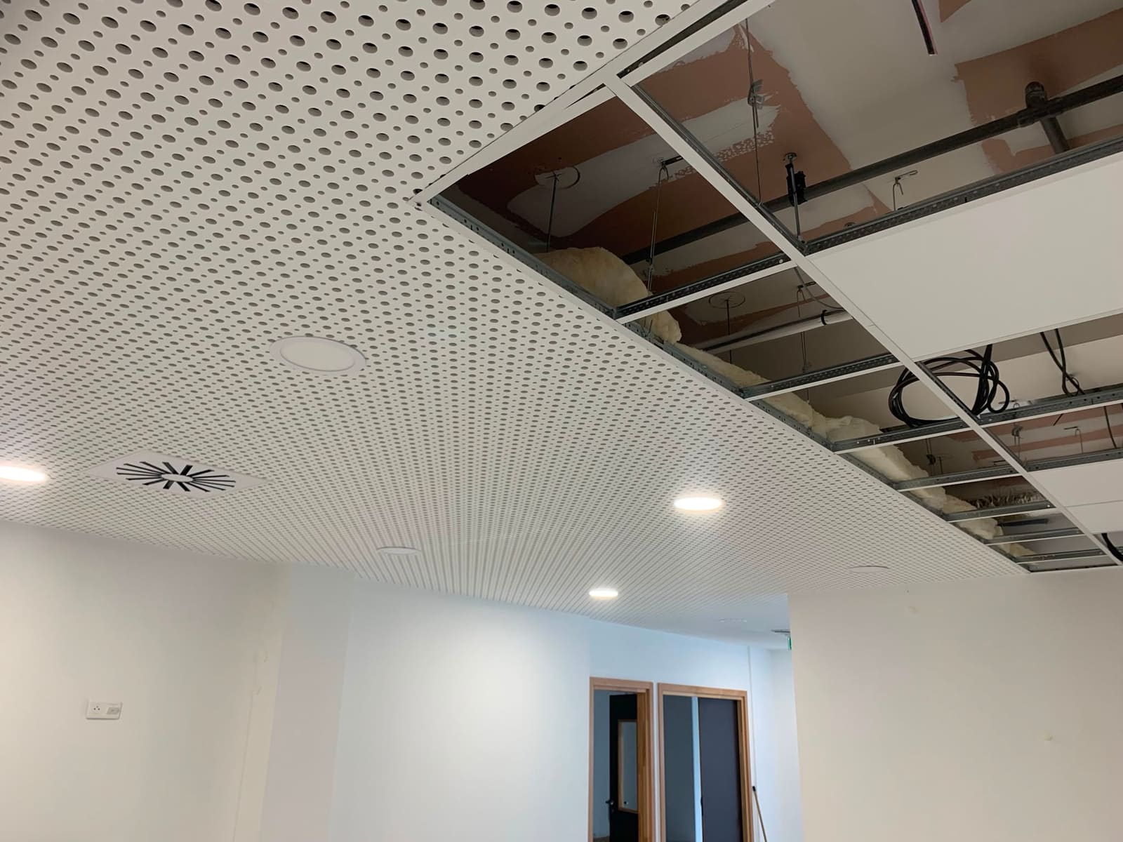 Pose d'un faux plafond décoratif sur ossature, avec spots encastrés